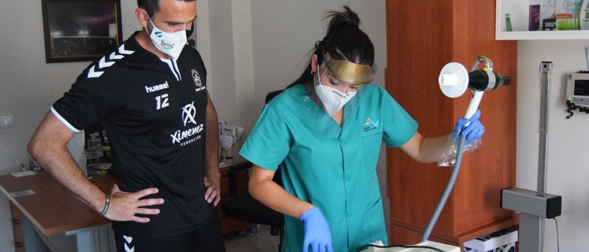 PRETEMPORADA: Los jugadores del equipo ASOBAL pasan reconocimiento médico en la Clínica Parejo y Cañero