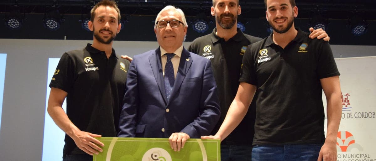 El primer equipo recibe el Premio Leyenda Siglo XXI Ignacio Cid por sus cinco años en ASOBAL