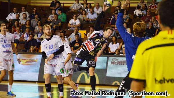 El Ángel Ximénez – AVIA se topa con la defensa del ABANCA Ademar León (32-25)